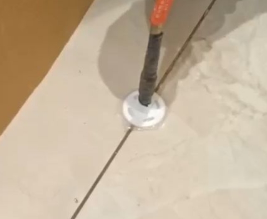 曲靖市瓷砖空鼓维修公司专业解答瓷砖在铺贴过程中，如果没有涂抹均匀到位的粘结材料（如水泥砂浆或瓷砖胶），可能会导致以下问题